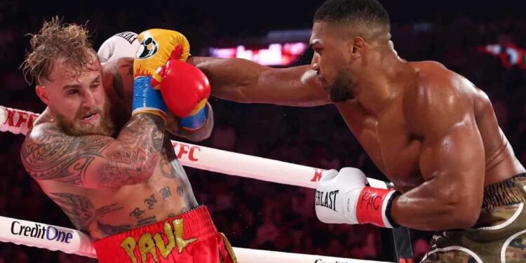 جيك بول خسر من جوشوا .. ونقل إلى المستشفي على الفور