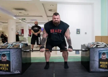 أقوي رجل في العالم في سباق مع الزمن لتخفيض وزنه  