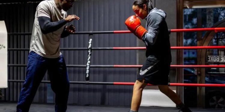 إيمان خليف تقتحم  عالم الإحتراف .. وأول مباراة لها 23 إبريل