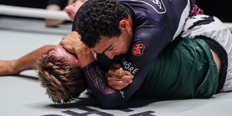 روتولو يحتفظ بحزام الوزن الوسط في مصارعة الإخضاع في بطولة ون