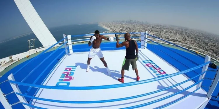 الملاكم العالمي جوشوا ينقل مكان إقامته إلى دبي