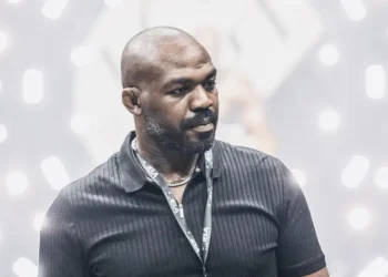 المقاتل جون جونز سفيراً عالمياً للملاكمة بدون قفازات