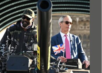 تشيسورا يحضر المؤتمر الصحفي لنزاله مع وايلدر علي متن دبابة