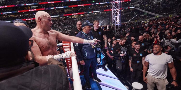 ملعب توتنهام يستضيف نزال القرن بين جوشوا وفيوري خلال نوفمبر