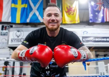 نجم أستون فيلا يسقط بالقاضية في أول نزال له بالملاكمة