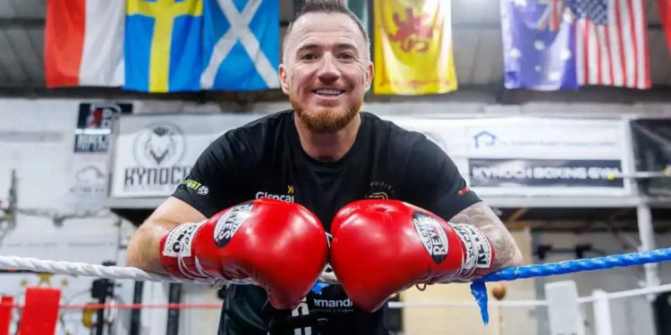 نجم أستون فيلا يسقط بالقاضية في أول نزال له بالملاكمة