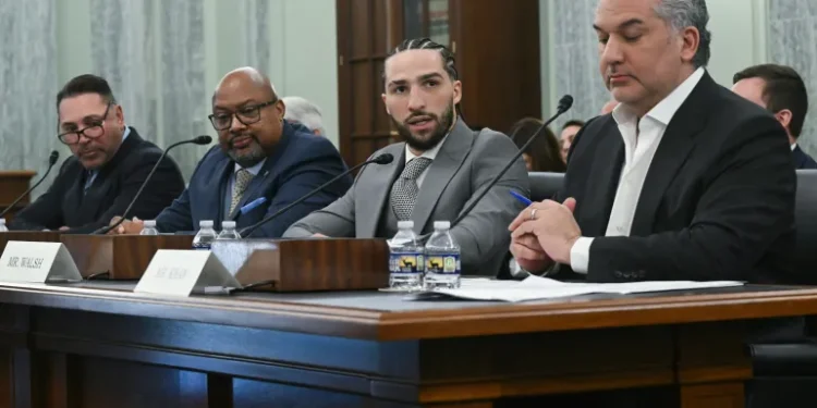 حفيد كلاي ولاهويا يرفضان تعديل قانون الملاكمة